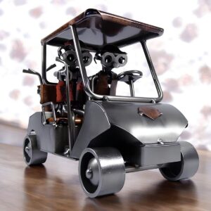 Une figurine en métal représentant une voiturette de golf avec 2 golfeurs