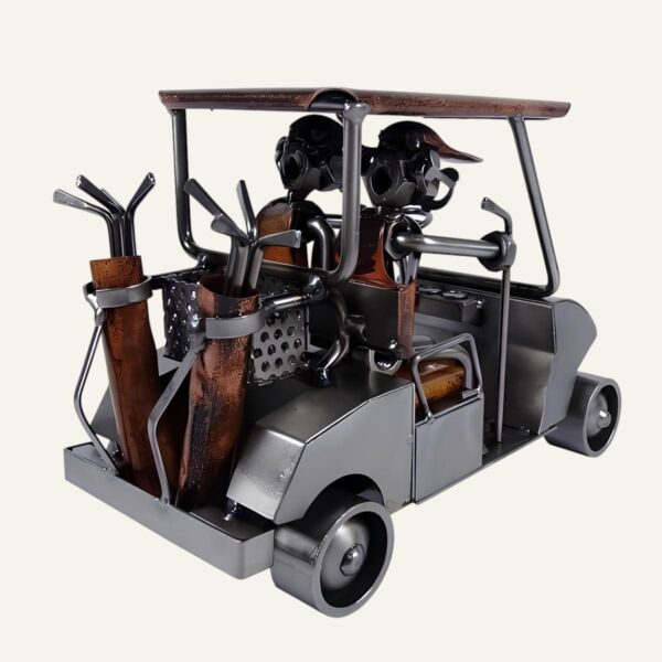 Miniature en métal représentant une voiturette de golf transportant deux golfeurs