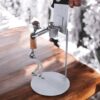 une figurine métallique d'un joueur de basket-ball