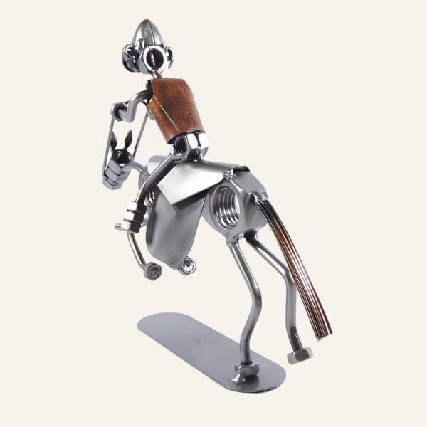 Une figurine en métal représentant un homme à cheval, une idée de cadeau d'anniversaire pour cavalier