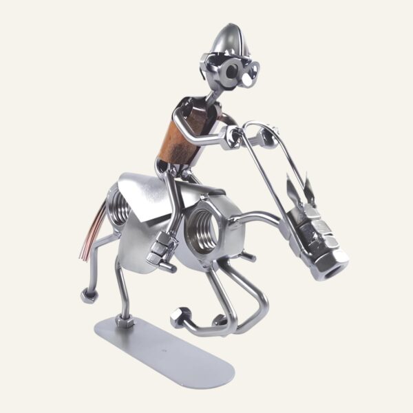 Une figurine en métal représentant un homme à cheval, une idée de cadeau d'anniversaire pour cavalier
