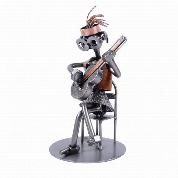 Figurine guitare femme assise