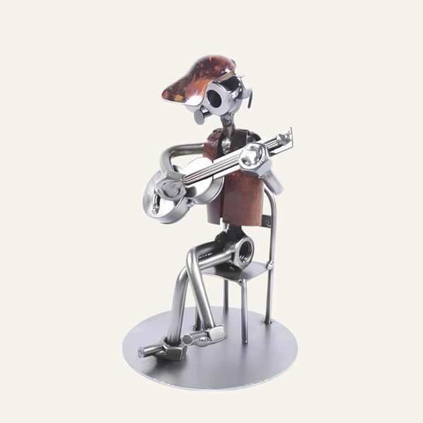 Figurine guitariste homme assis en métal