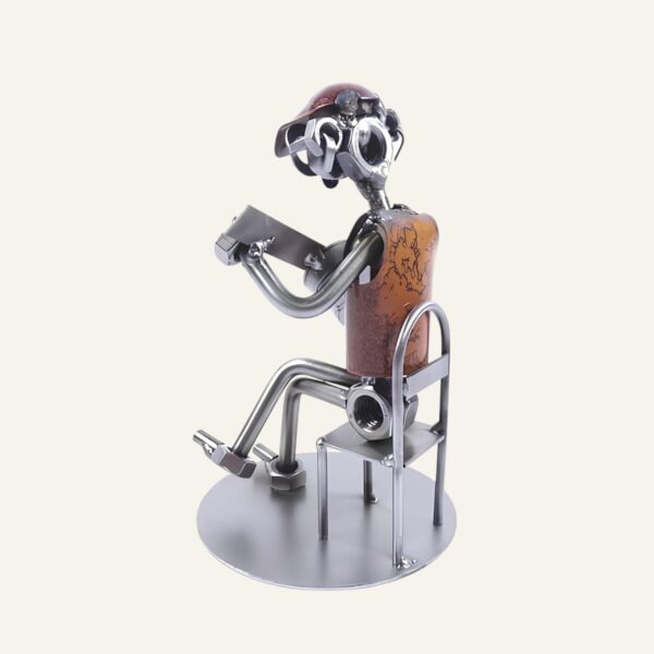 Figurine guitariste homme assis en métal
