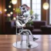 Figurine guitariste homme assis en métal