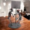 Une figurine en métal représentant 2 joueurs de basket près du panier, une décoration basketball
