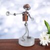 Une figurine en métal représentant un homme avec une raquette