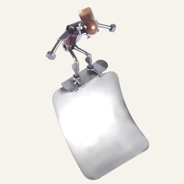 Figurine skateboard