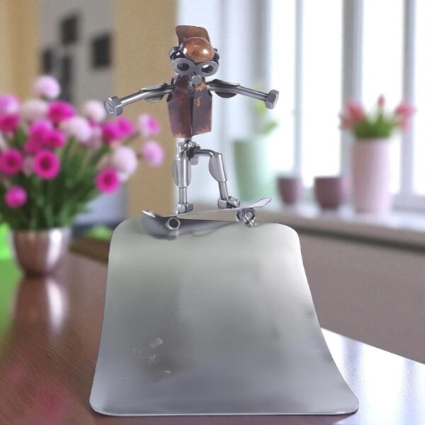 Figurine skateboard