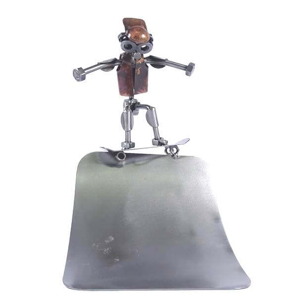 Figurine skateboard