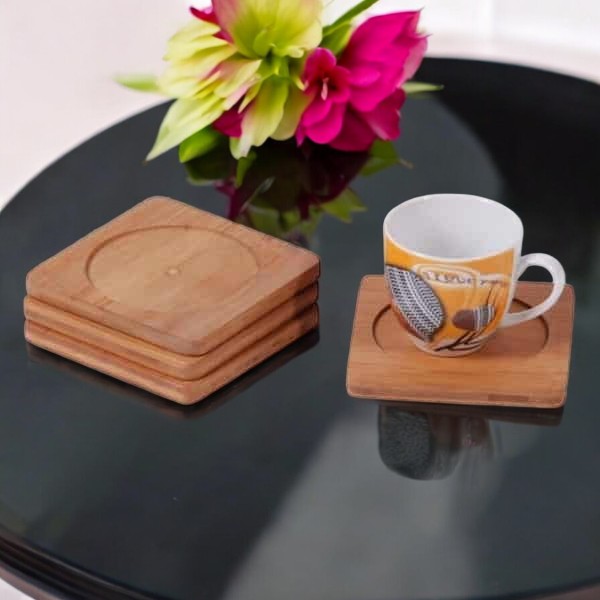 Un lot de sous-verre en Bamboo à vendre posé sur une table.