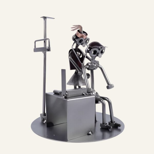 Figurine représentant une femme docteur en métal, un cadeau parfait pour l'obtention d'une thèse de médecine