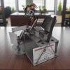 Cadeau original secrétaire - Figurine secrétaire assise sur le bureau