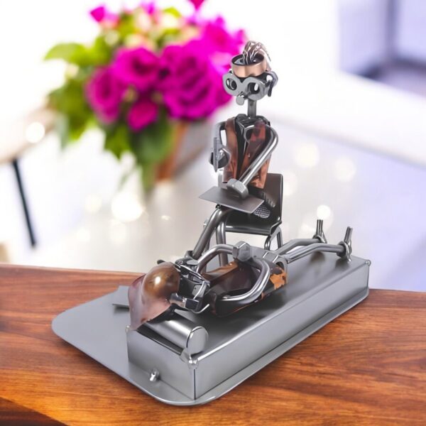 Cadeau psychologue : une figurine en métal posé sur une table