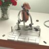 Figurine paveur en métal