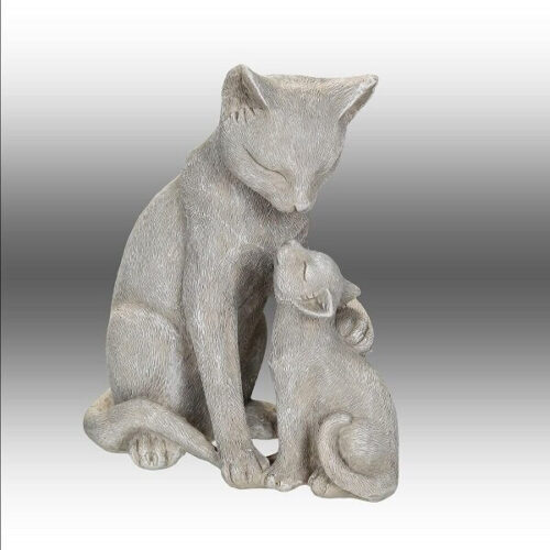 Statue de chat avec chatons