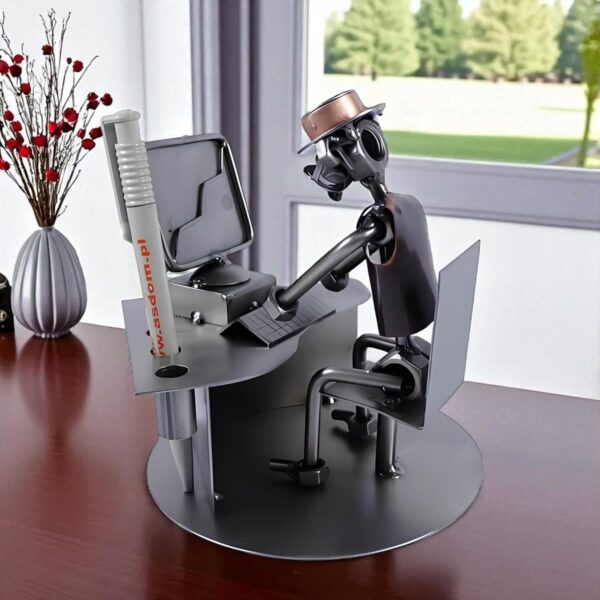 Figurine homme au bureau en métal