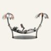 Sculpture métal avec hamac et palmiers, cadeau humoristique pour une retraite relaxante.