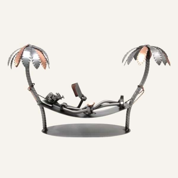 Sculpture métal avec hamac et palmiers, cadeau humoristique pour une retraite relaxante.