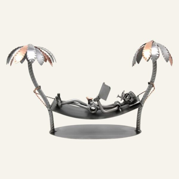 Figurine relaxante en métal avec hamac et livre, cadeau original pour la retraite.