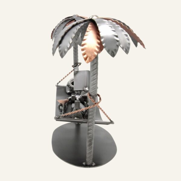 Sculpture humoristique en métal : personnage lisant dans un hamac, cadeau retraite unique.