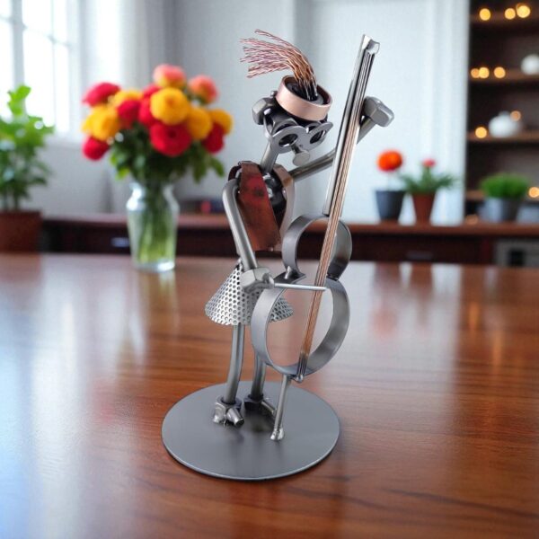 Figurine contrebassiste femme