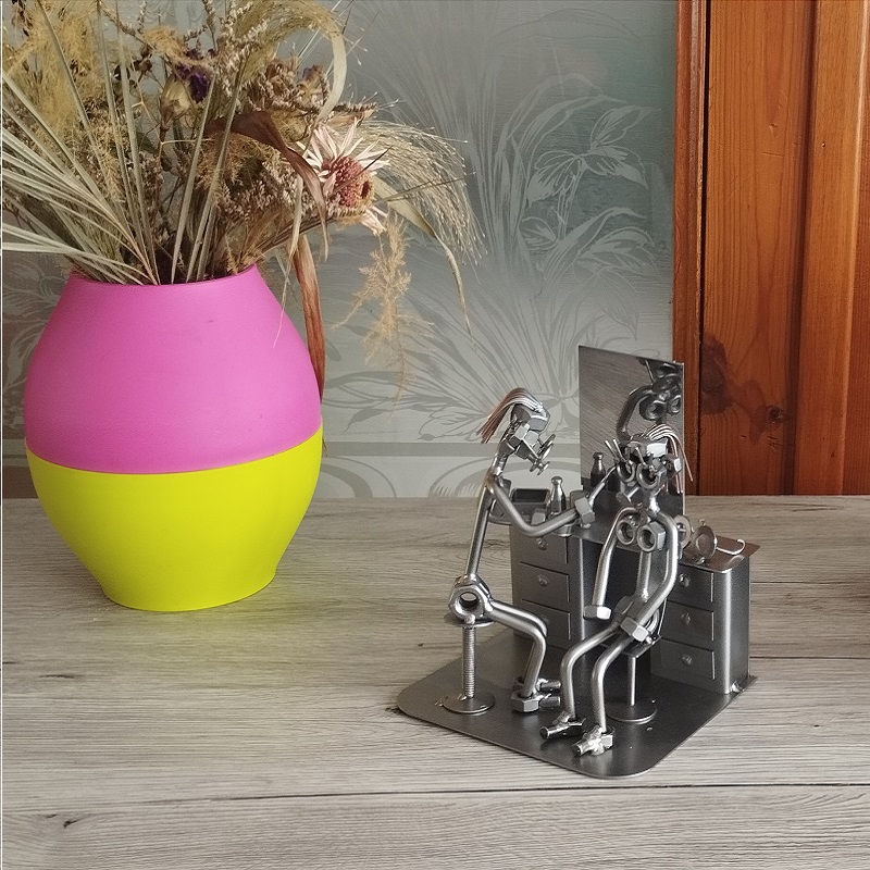 Figurine en Métal: Cadeau pour une Esthéticienne Artistique!