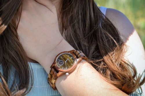 Montre en bois femme verso artisanale made in france en bois de Zébrano