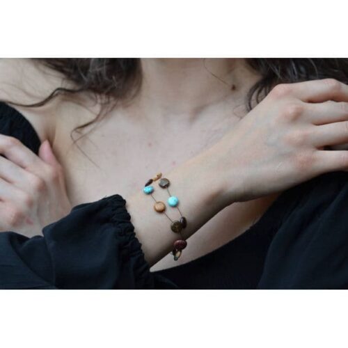 Bracelet femme original Myra en bois naturelle et pierres rondes turquoise