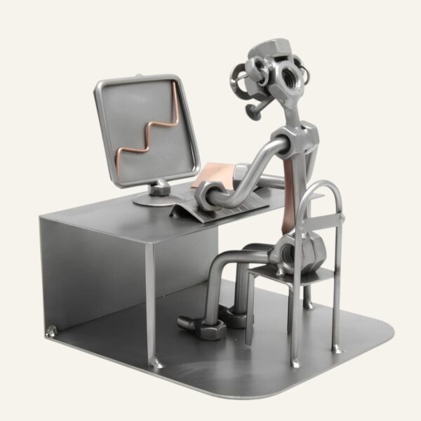 Cadeau informaticien : Figurine informaticien au bureau