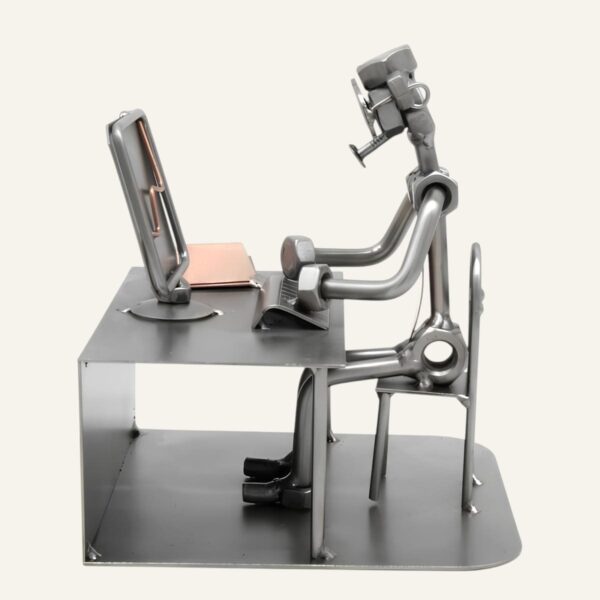 Cadeau informaticien : Figurine informaticien au bureau