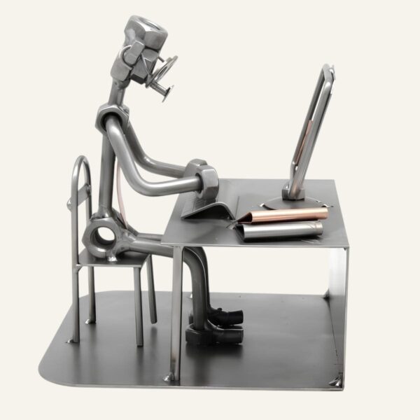 Cadeau informaticien : Figurine informaticien au bureau