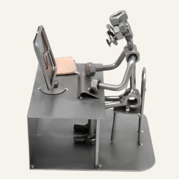 Cadeau informaticien : Figurine informaticien au bureau