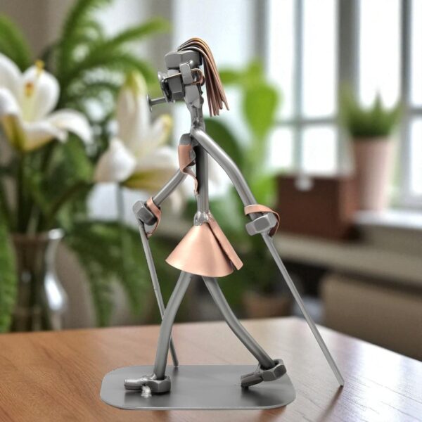 Figurine randonneuse femme