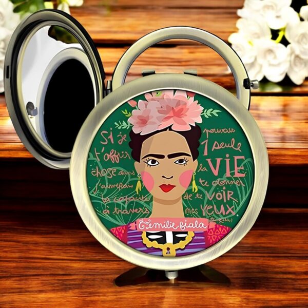Un miroir de poche rond avec un dessin original représentant Frida