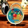 Un miroir de poche rond avec un dessin original modèle woodstock