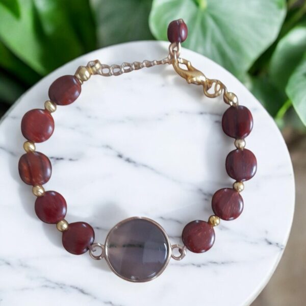 Bracelet avec des perles rondes et d'une pierre central en quartz en vente sur Passions Cadeaux