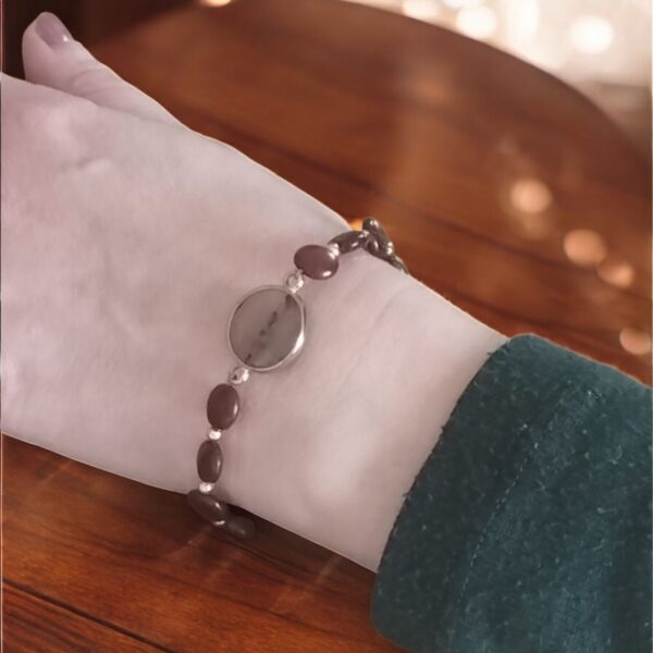 Bracelet avec des perles rondes et d'une pierre central en quartz pour femme