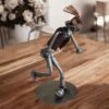 Une figurine en métal représentant une footballeuse, un cadeau pour une footballeuse original