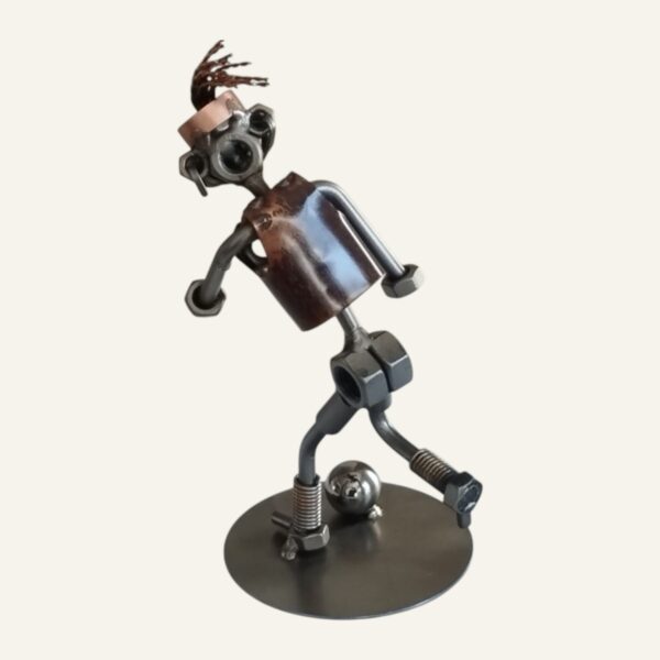 Une figurine en métal représentant une footballeuse, un cadeau pour une footballeuse original