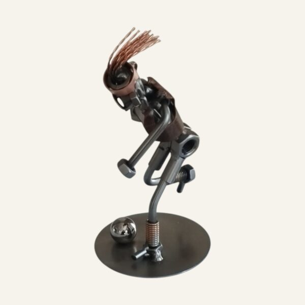 Une figurine en métal représentant une footballeuse, un cadeau pour une footballeuse original