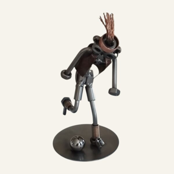 Une figurine en métal représentant une footballeuse, un cadeau pour une footballeuse original