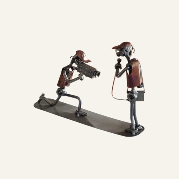 Une figurine en métal représentant un caméraman avec un journaliste, une idée cadeau journaliste original