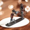 Une figurine en métal représentant un caméraman avec un journaliste, une idée cadeau journaliste original