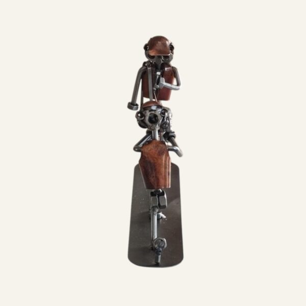 Une figurine en métal représentant un caméraman avec un journaliste, une idée cadeau journaliste original