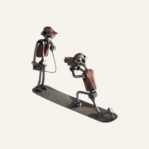 Une figurine en métal représentant un caméraman avec un journaliste, une idée cadeau journaliste original