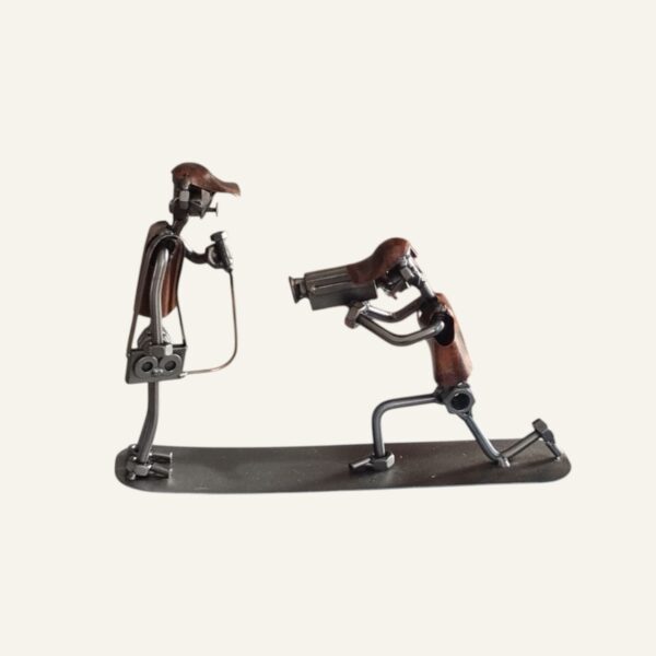 Une figurine en métal représentant un caméraman avec un journaliste, une idée cadeau journaliste original
