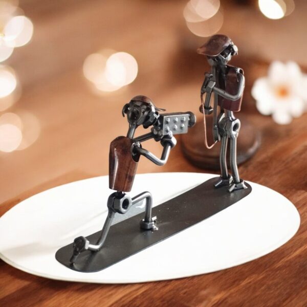 Une figurine en métal représentant un caméraman avec un journaliste, une idée cadeau journaliste original