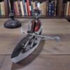 Sculpture de rameur en métal posée sur un bureau comme objet de décoration nautique.