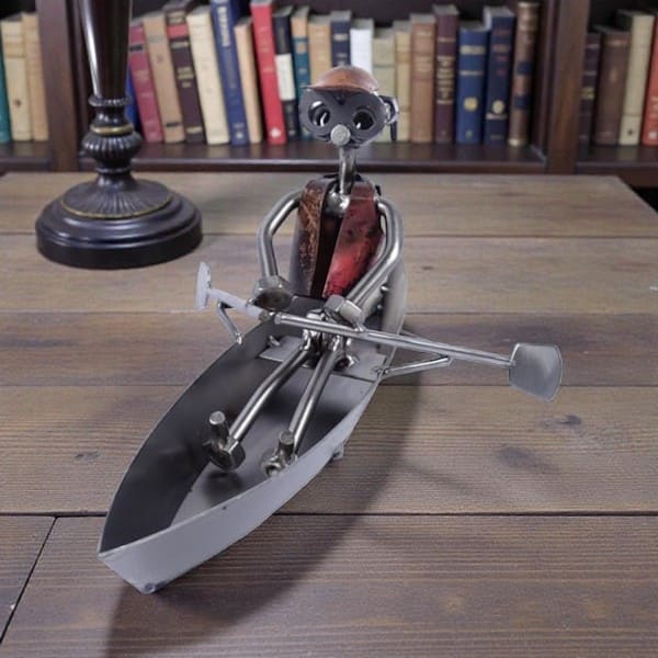 Sculpture de rameur en métal posée sur un bureau comme objet de décoration nautique.